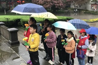 東江街道浮橋社區志愿者與社區留守兒童：常德會戰抗日紀念碑前祭奠英烈