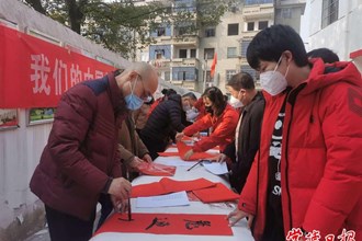 【新春走基層】常德書(shū)法名家走進(jìn)社區(qū)即席揮毫送春聯(lián)