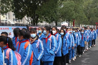 【社會】開學啦！兔子舞、知識競猜...育才小學報到日溫暖有序