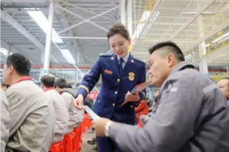 【社會(huì)】消防宣傳服務(wù)隊(duì)員走進(jìn)常德中車新能源有限公司總裝車間
