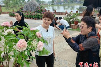 【社會】常德柳葉湖漁歌藝術營地牡丹花海游人如織