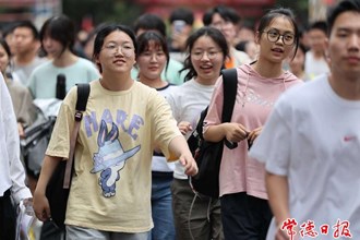 【攝影報道】高考結束，市民“花式”迎接考生