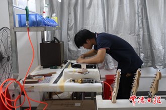 【攝影報道】南華樂器公司生產忙
