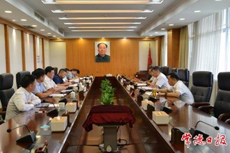 羅毅君與黨外代表人士、民營(yíng)企業(yè)家和商協(xié)會(huì)負(fù)責(zé)人聯(lián)誼交友
