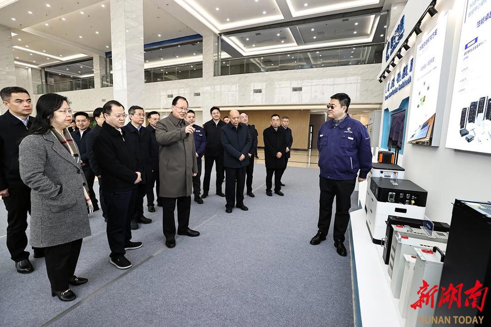 毛偉明在昆宇電源了解企業經營和安全生產情況