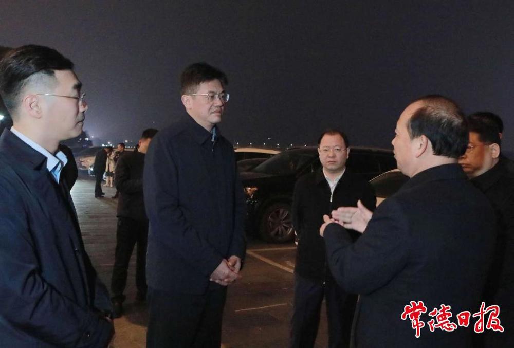 市委書記羅毅君，市委副書記、市長(zhǎng)周振宇一行在武陵閣廣場(chǎng)調(diào)研