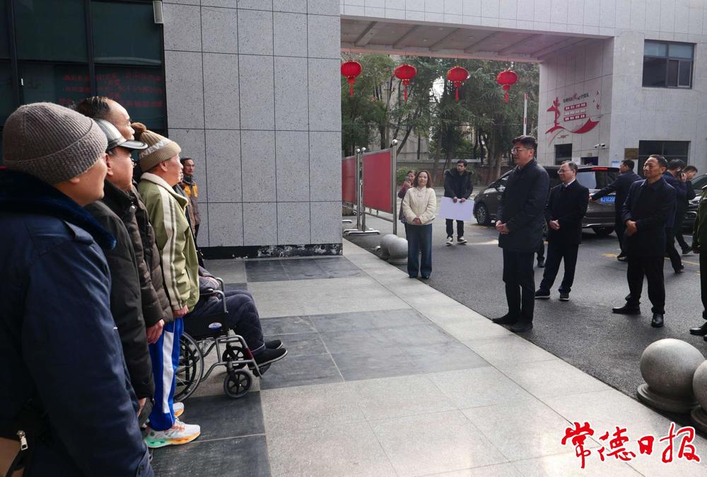 市委書記羅毅君，市委副書記、市長周振宇在市軍隊離退休干部休養(yǎng)所走訪慰問