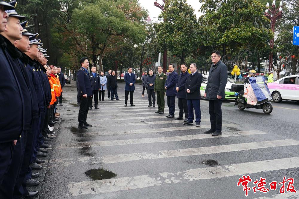 市委書記羅毅君，市委副書記、市長周振宇看望慰問一線城管、環(huán)衛(wèi)工作者