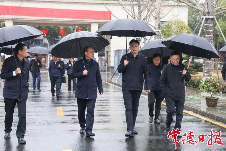 市委書記羅毅君（右三）在常德市第十一中學調研
