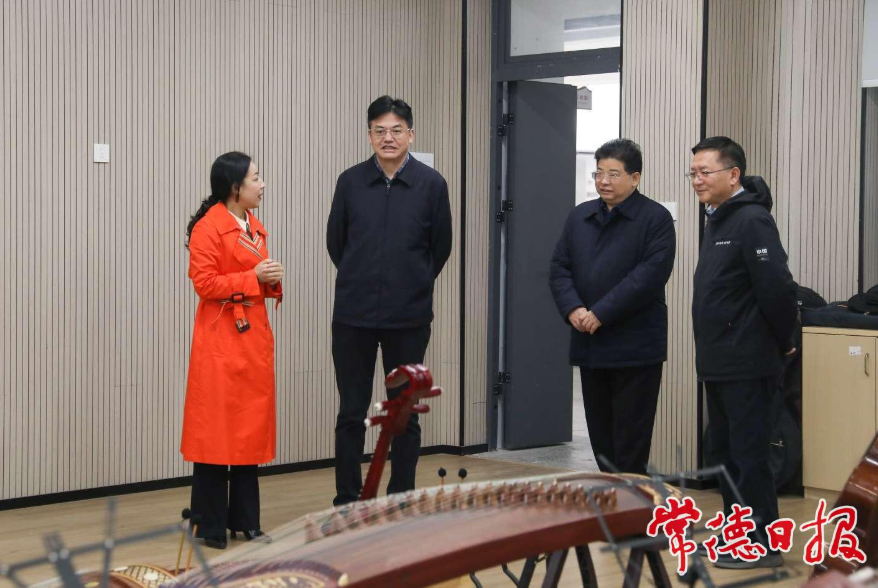 市委書記羅毅君（左二）在武陵區育英小學調研