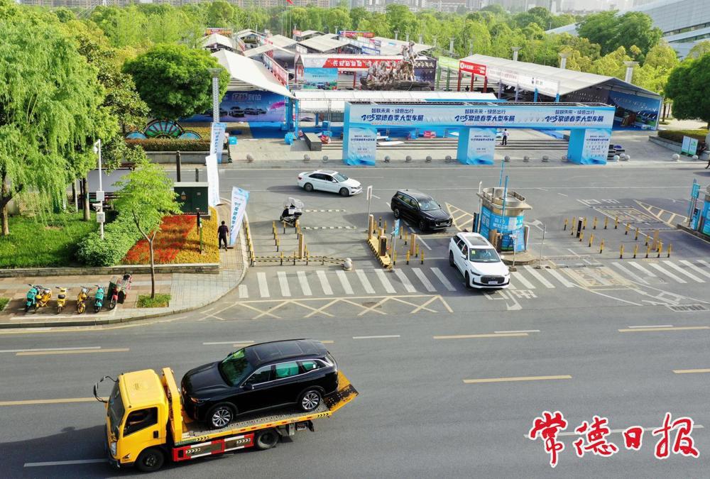 車展閉幕后，各品牌車輛有序撤展