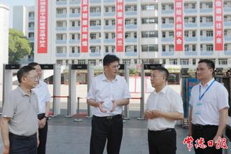 羅毅君帶隊督導(dǎo)檢查高考備考工作